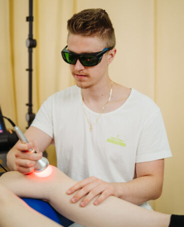 Varna laserska terapija z zaščitno opremo - Novo mesto Visokofrekvencni laser terapija z zaščitnimi očali za varnost pacienta